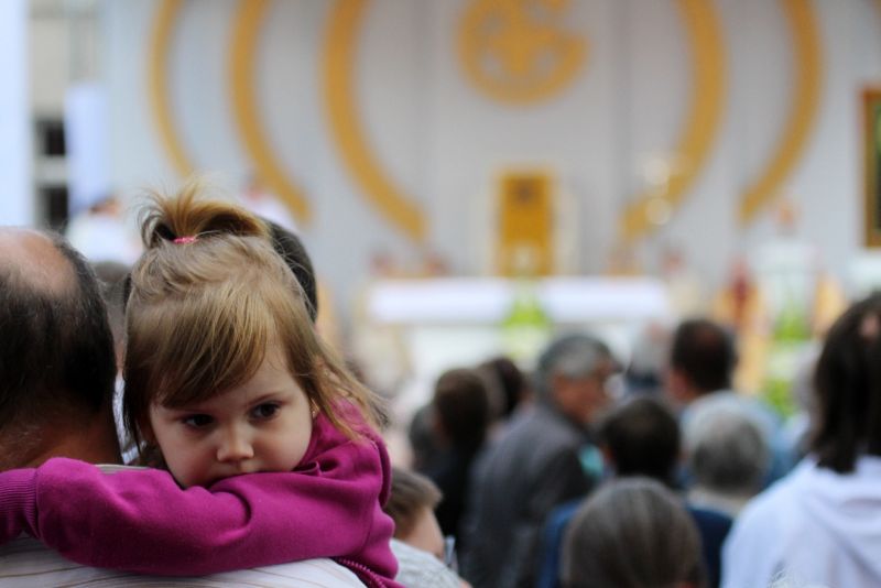 Msza św. w święto Eucharystii dziecko