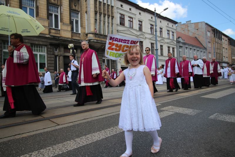 Msza św. w święto Eucharystii dziecko marsz