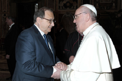 Papież Franciszek, krótko po wyborze na Stolicę Apostolską przyjmuje Abrahama Foxmana. Fot. Archiwum