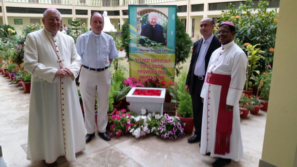 Bp Jerzy Mazur przy tablocy upamiętniającej o. Mariana Żelazka w Puri