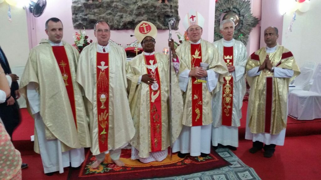 Bp Jerzy Mazur podczas liturgii w Puri