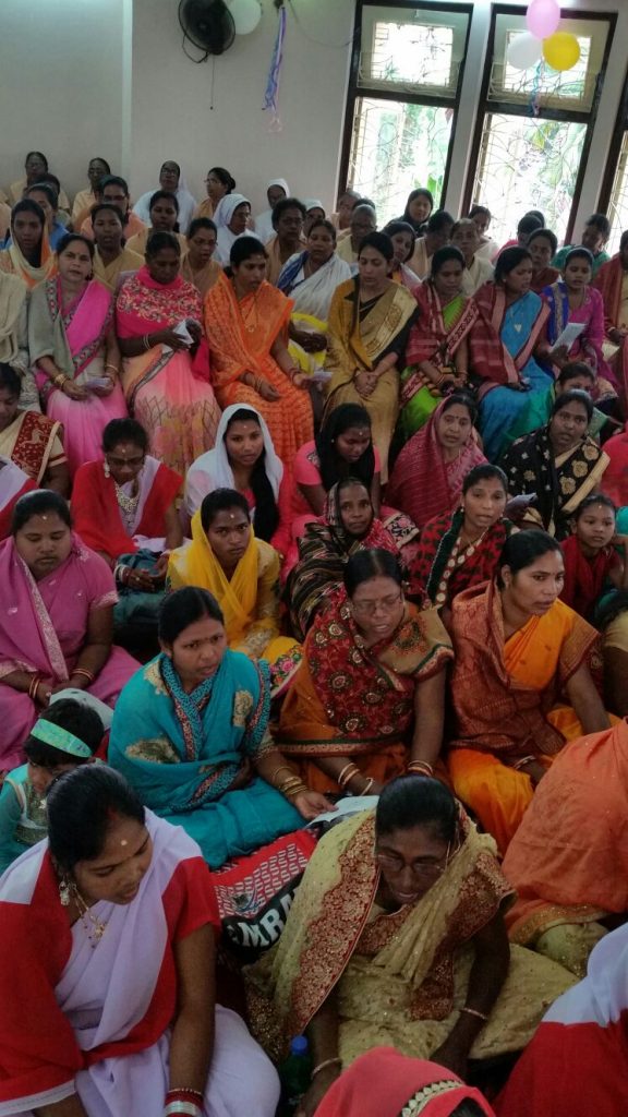 Kobiety podczas Mszy w Puri