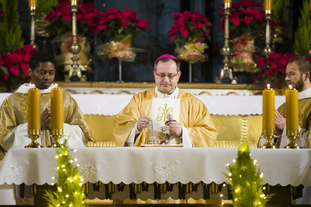 bp Damian Muskus w bazylice mariackiej w Krakowie