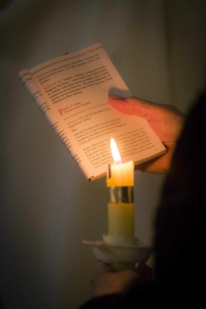 Świece, modlitwa w bazylice mariackiej w Krakowie