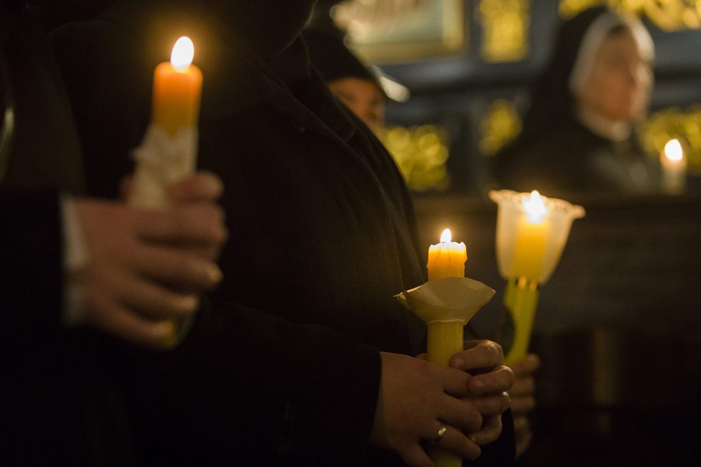 Świece, modlitwa w bazylice mariackiej w Krakowie