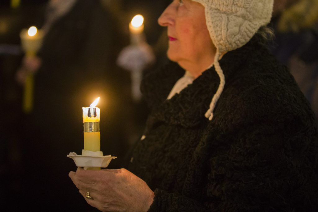 Świece, modlitwa w bazylice mariackiej w Krakowie