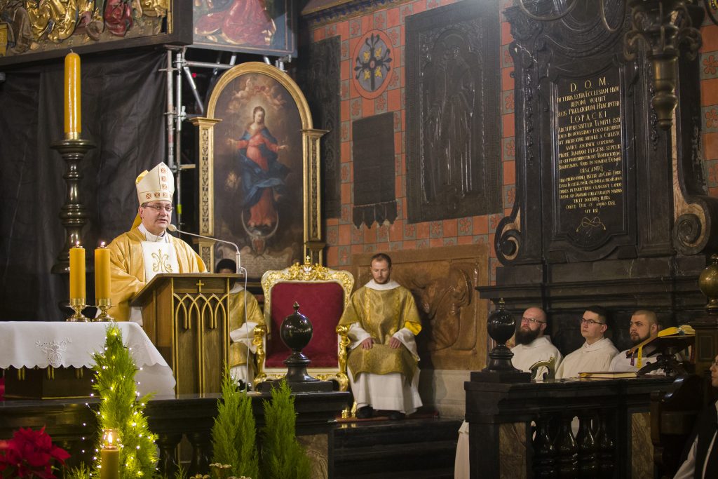 bp Damian Muskus w bazylice mariackiej w Krakowie