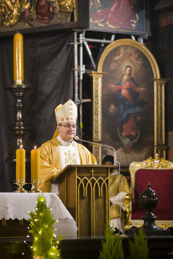 bp Damian Muskus w bazylice mariackiej w Krakowie