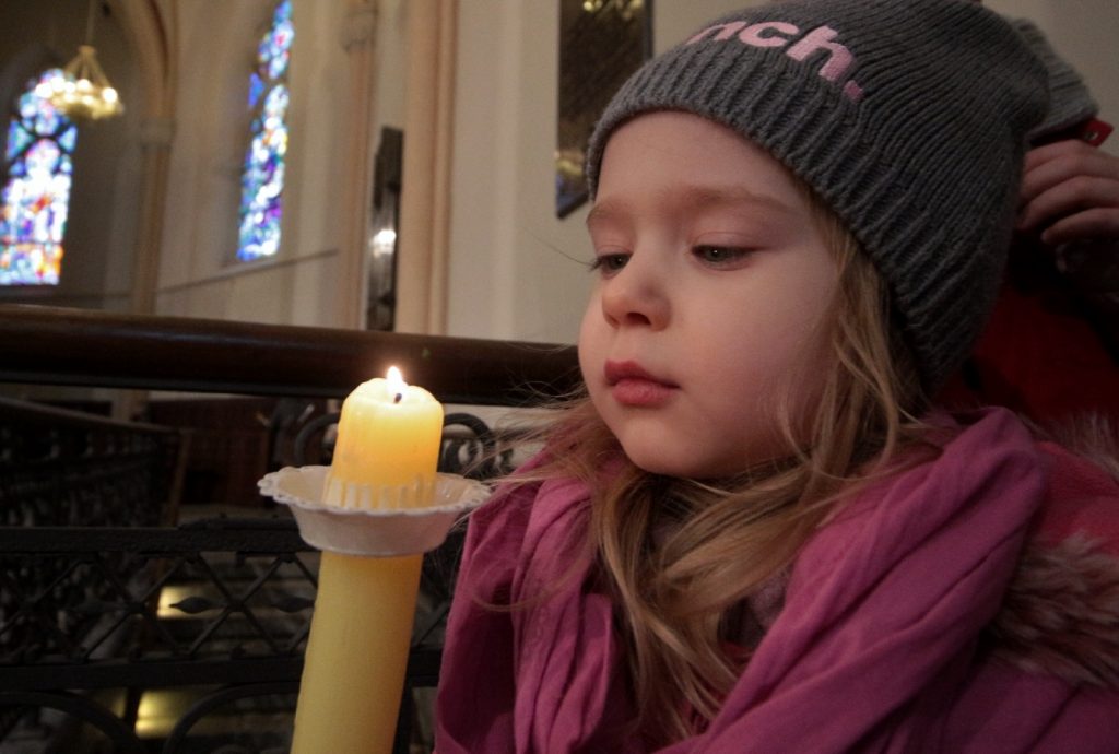świeca dziecko kościół Msza