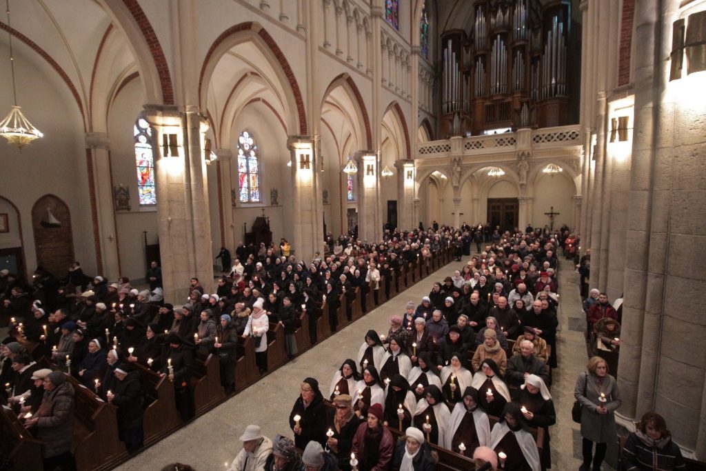 siostry zakonne liturgia procesja światło świece