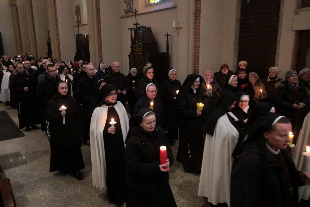 siostry zakonne liturgia procesja światło świece