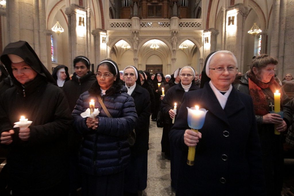 siostry zakonne liturgia procesja światło świece