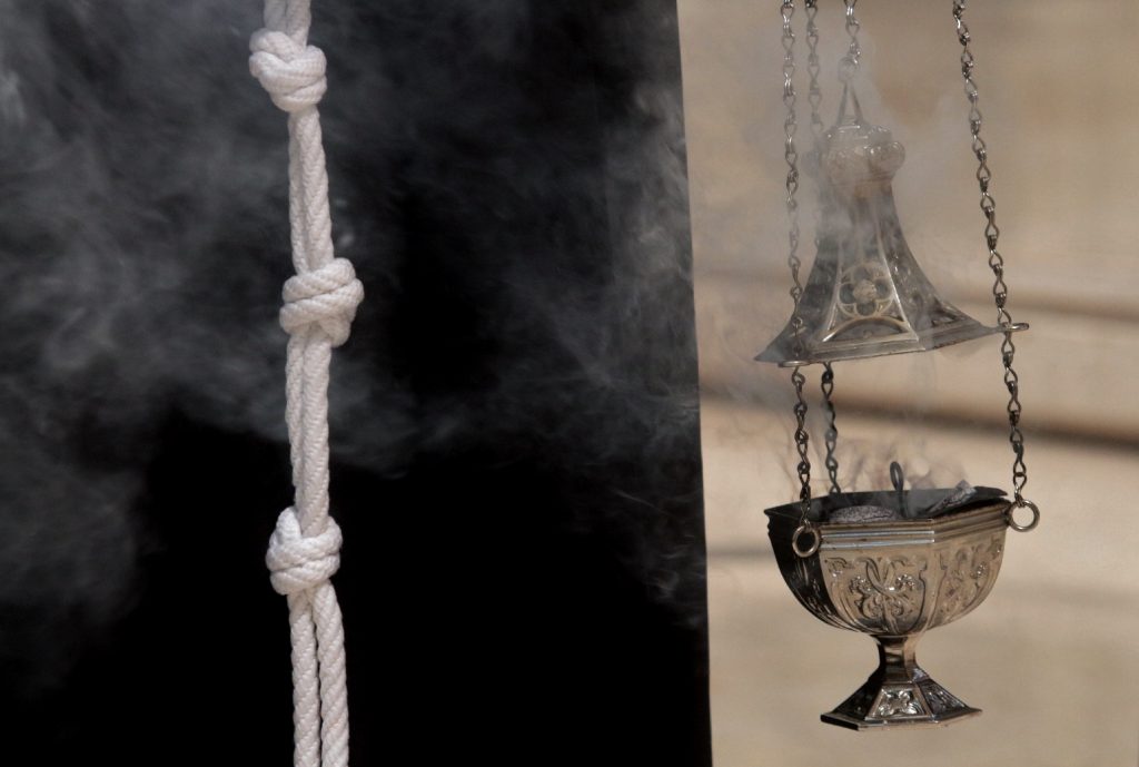 służba liturgiczna procesja kadzidło