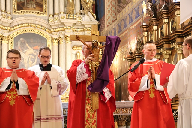 Adoracja Krzyża w Wielki Piątek