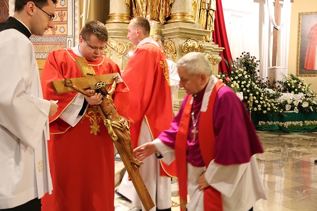 Bp Edward Janiak w Wielki Piątek