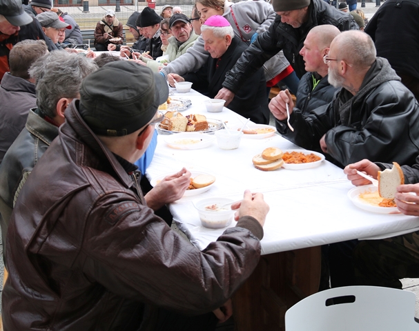 Bp Janiak na śniadaniu wielkanocnym