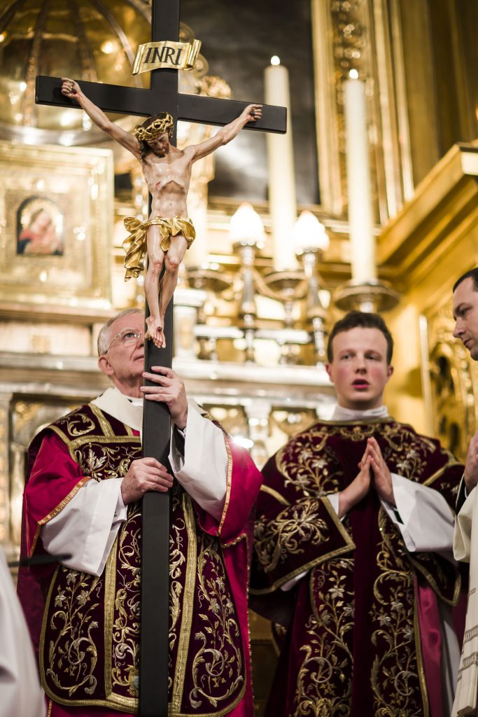 Abp Marek Jędraszewski w Wielki Piątek Krzyż
