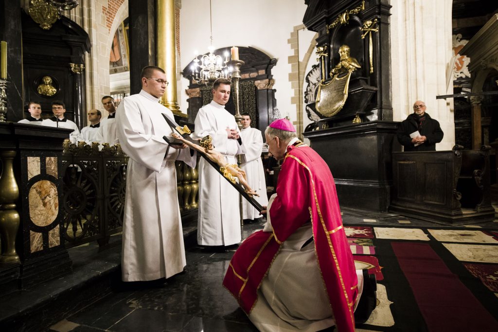 Abp Marek Jędraszewski w Wielki Piątek Krzyż
