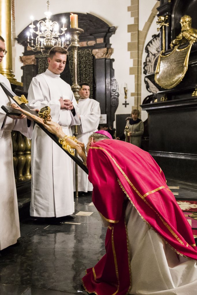 Abp Marek Jędraszewski w Wielki Piątek Krzyż