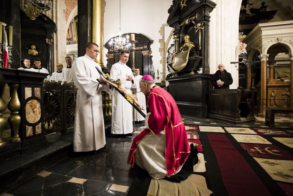 Abp Marek Jędraszewski w Wielki Piątek Krzyż