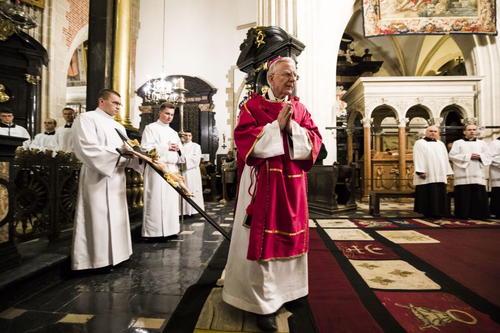 Abp Marek Jędraszewski w Wielki Piątek Krzyż