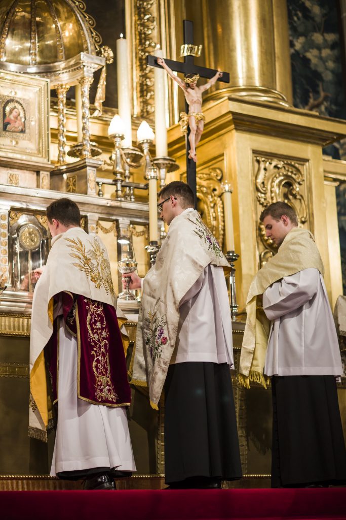 Abp Marek Jędraszewski w Wielki Piątek Eucharystia monstrancja