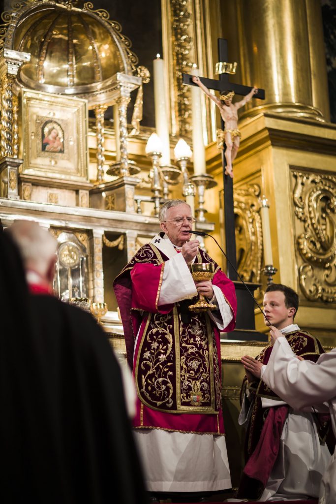 Abp Marek Jędraszewski w Wielki Piątek Eucharystia monstrancja