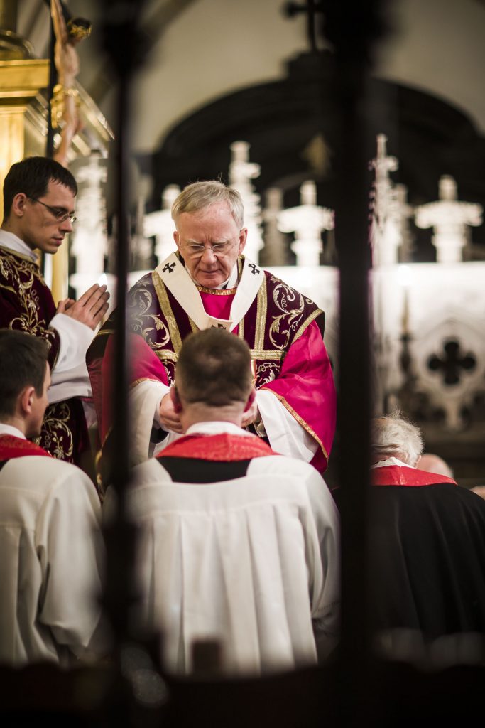 Abp Marek Jędraszewski w Wielki Piątek Eucharystia monstrancja