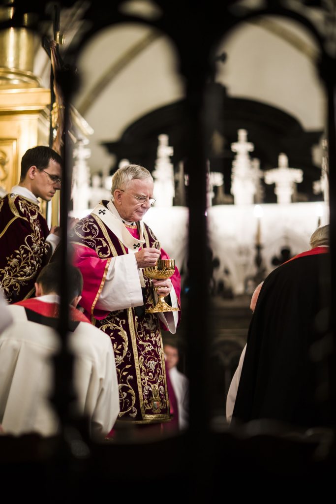 Abp Marek Jędraszewski w Wielki Piątek Eucharystia monstrancja
