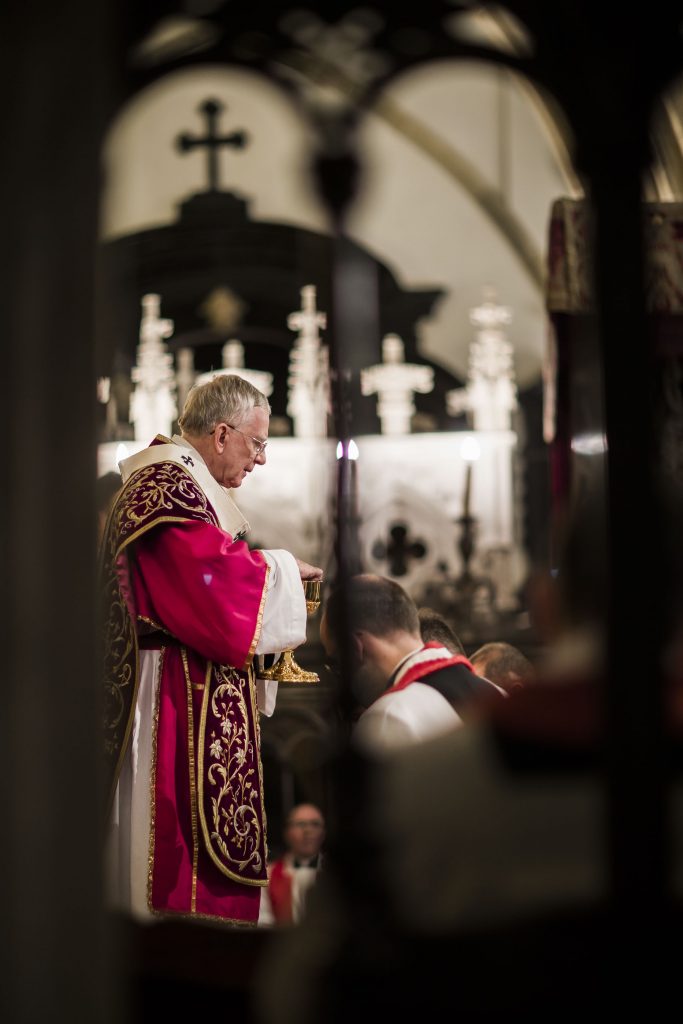 Abp Marek Jędraszewski w Wielki Piątek Eucharystia monstrancja