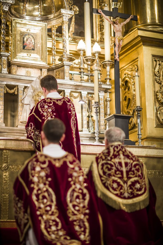 Abp Marek Jędraszewski w Wielki Piątek Eucharystia monstrancja
