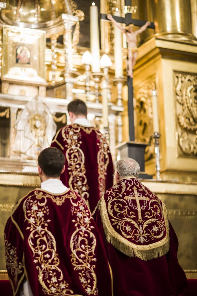 Abp Marek Jędraszewski w Wielki Piątek Eucharystia monstrancja