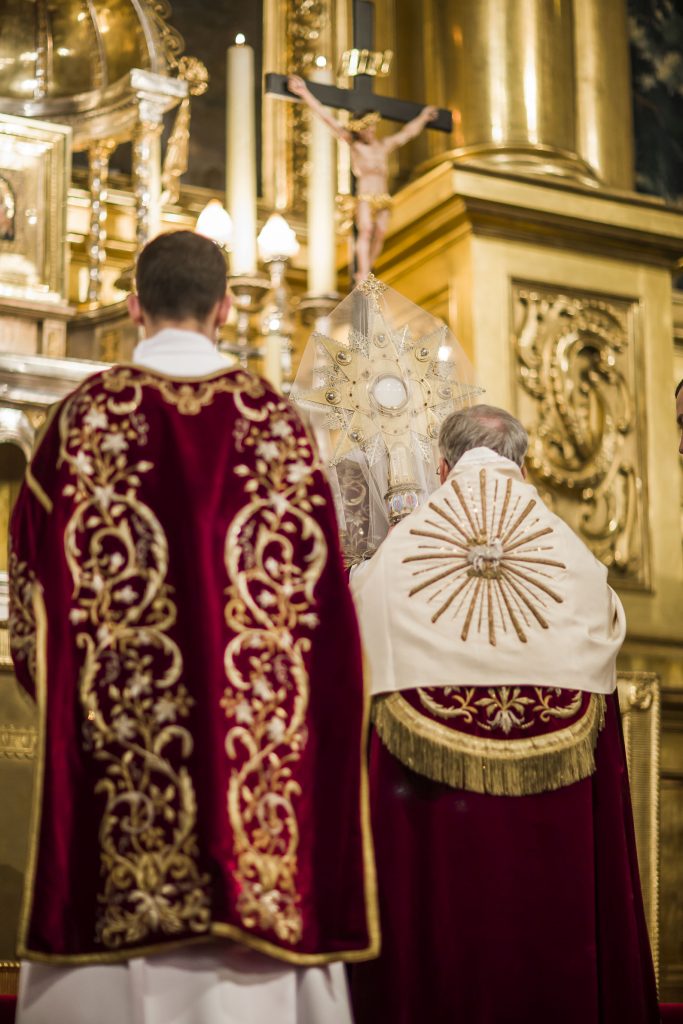 Abp Marek Jędraszewski w Wielki Piątek Eucharystia monstrancja