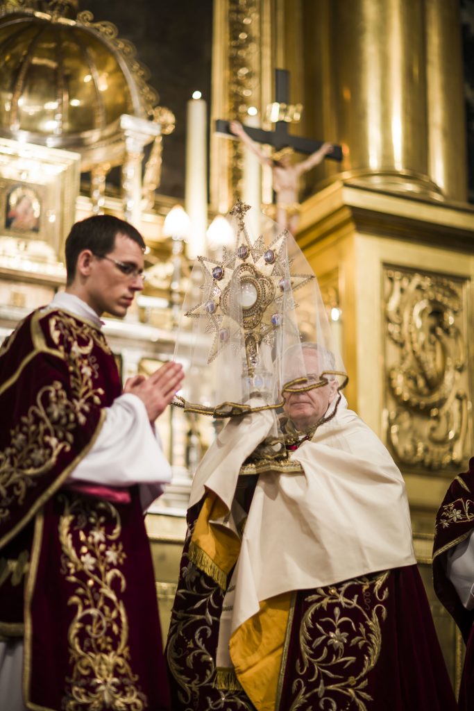 Abp Marek Jędraszewski w Wielki Piątek Eucharystia monstrancja