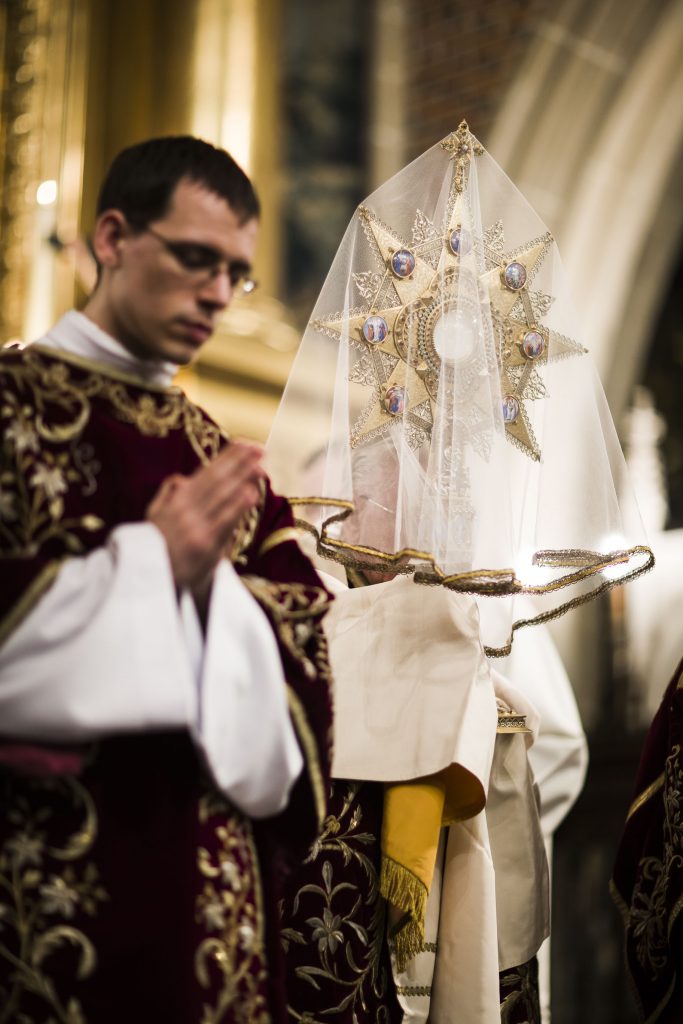 Abp Marek Jędraszewski w Wielki Piątek Eucharystia monstrancja