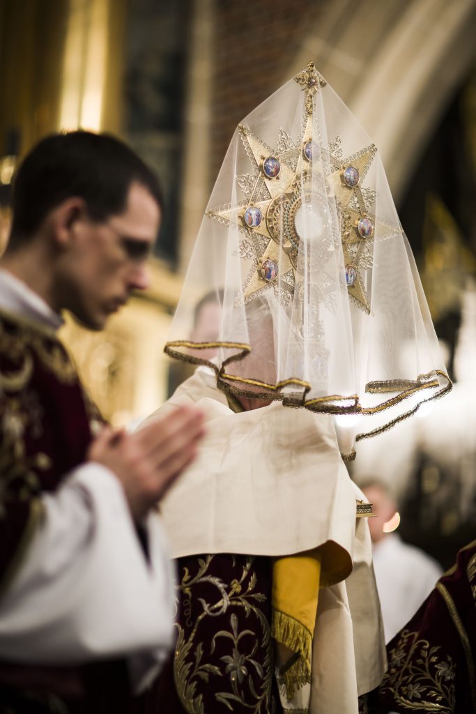 Abp Marek Jędraszewski w Wielki Piątek Eucharystia monstrancja
