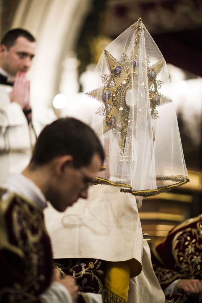 Abp Marek Jędraszewski w Wielki Piątek Eucharystia monstrancja