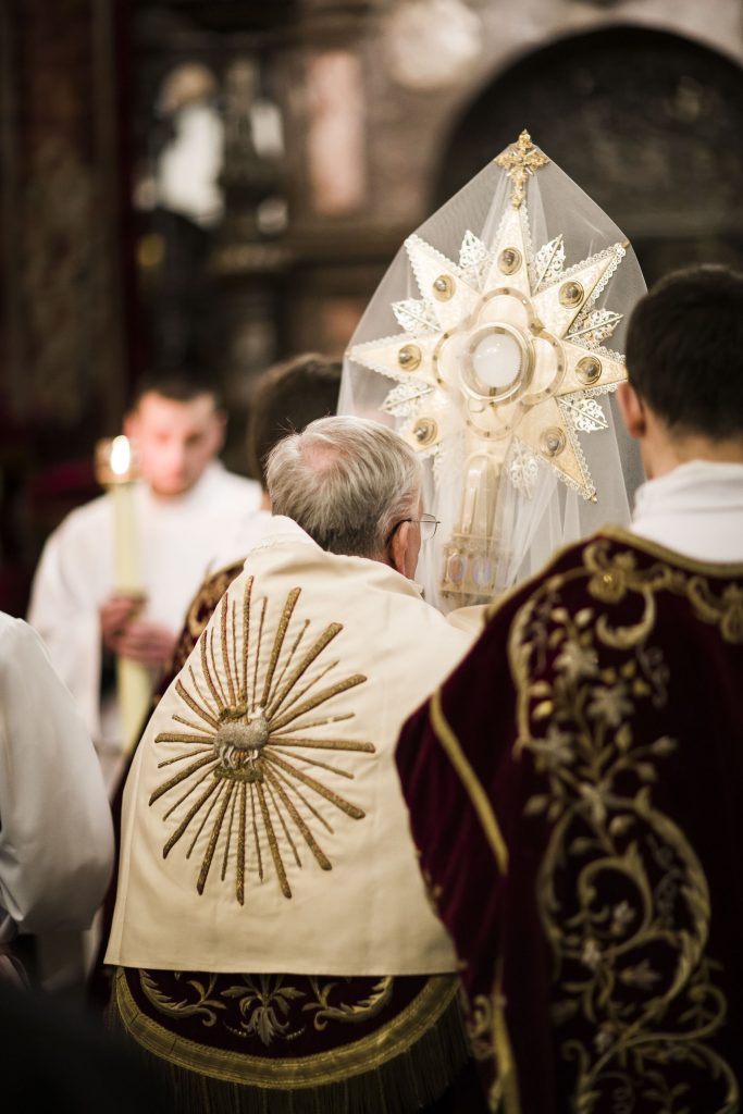 Abp Marek Jędraszewski w Wielki Piątek Eucharystia monstrancja