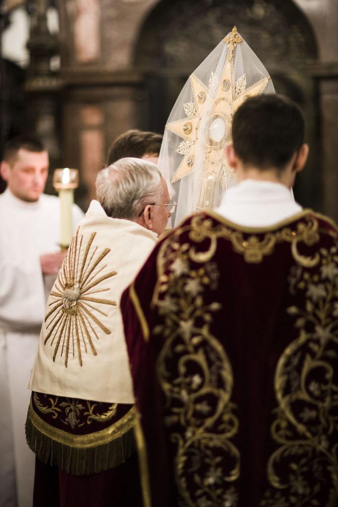Abp Marek Jędraszewski w Wielki Piątek Eucharystia monstrancja