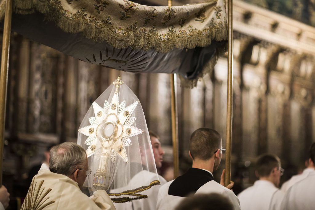 Abp Marek Jędraszewski w Wielki Piątek Eucharystia monstrancja