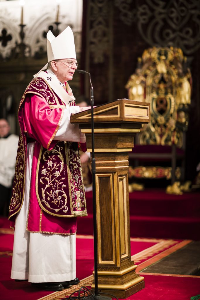 Abp Marek Jędraszewski w Wielki Piątek Krzyż