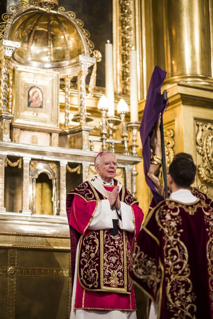 Abp Marek Jędraszewski w Wielki Piątek Krzyż