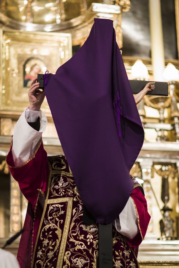 Abp Marek Jędraszewski w Wielki Piątek Krzyż