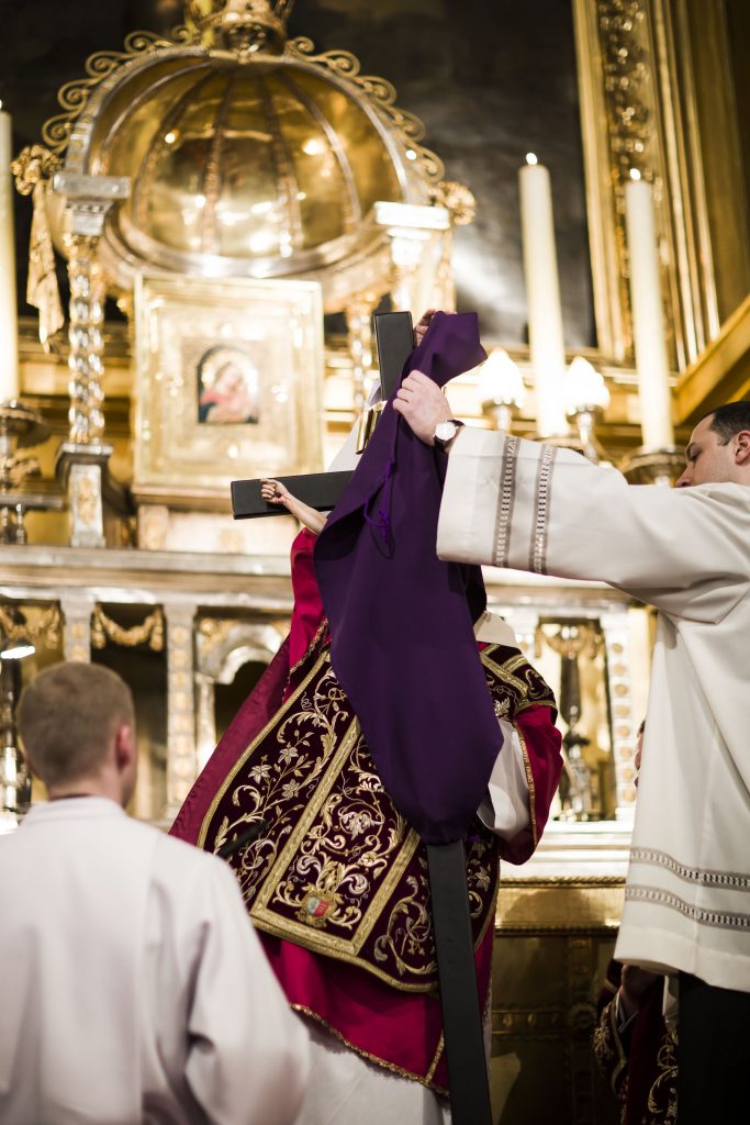 Abp Marek Jędraszewski w Wielki Piątek Krzyż