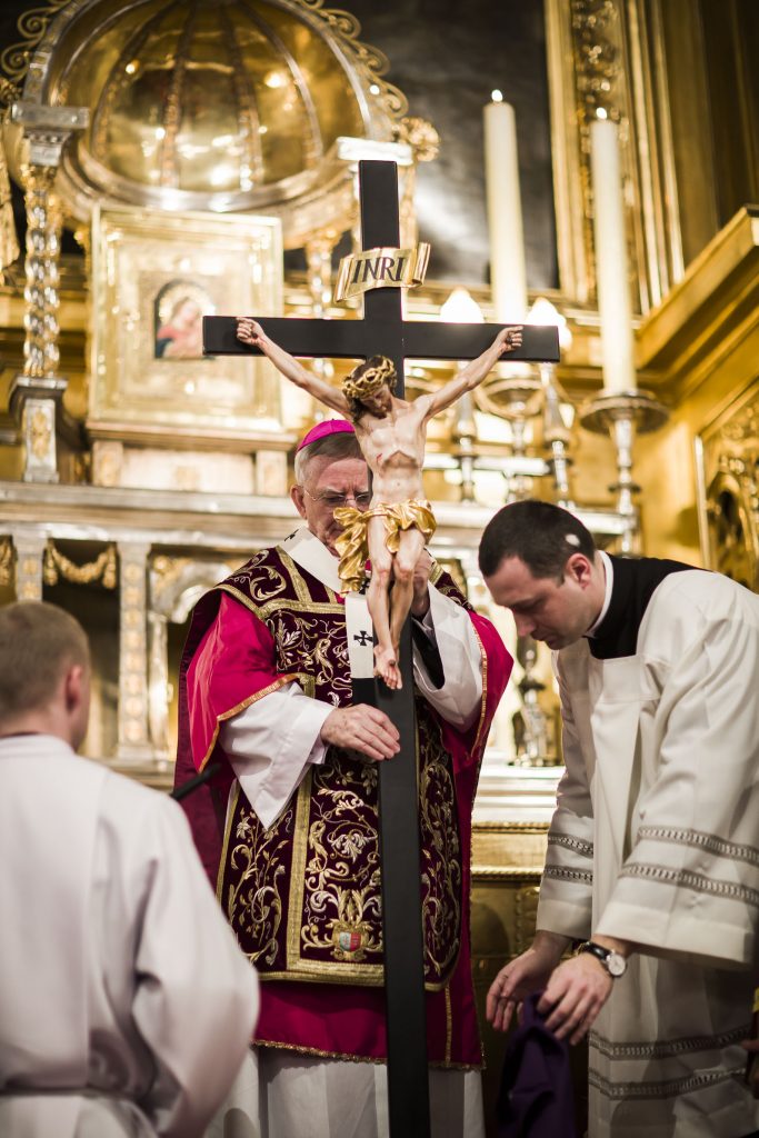 Abp Marek Jędraszewski w Wielki Piątek Krzyż