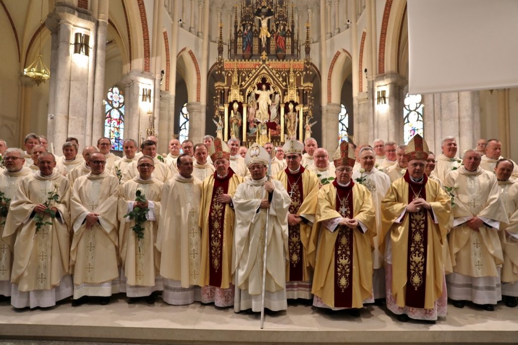 abp Grzegorz Ryś i kapłani