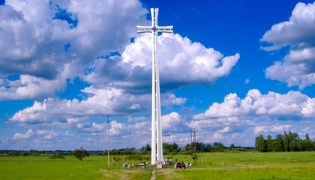 Krzyż papieski w miejscu liturgii sprawowanej przez Jana Pawła II w Siedlcach w 1999 roku