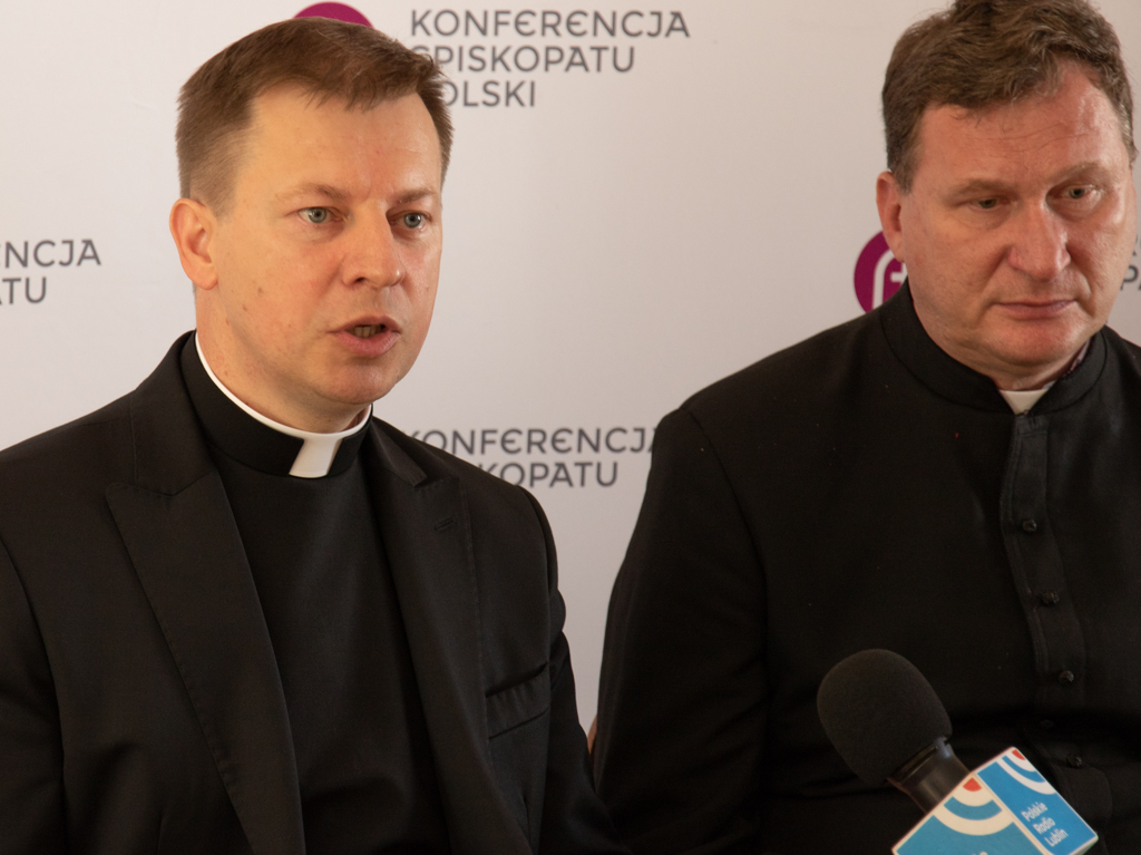 379 Zebranie Plenarne KEP - briefing - ks. Paweł Rytel Andrianik i ks. Zbigniew Sobolewski