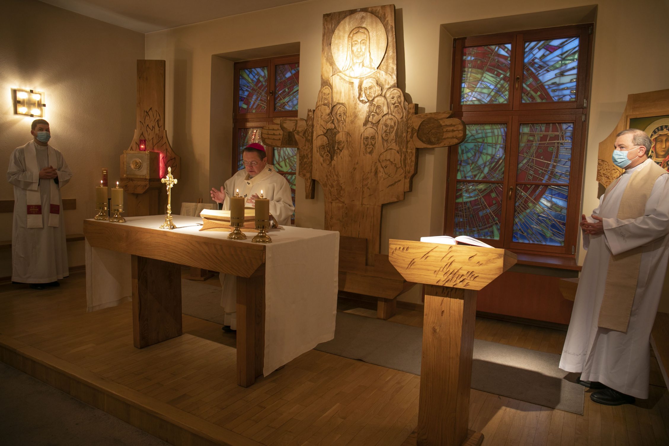 modlący się ludzie