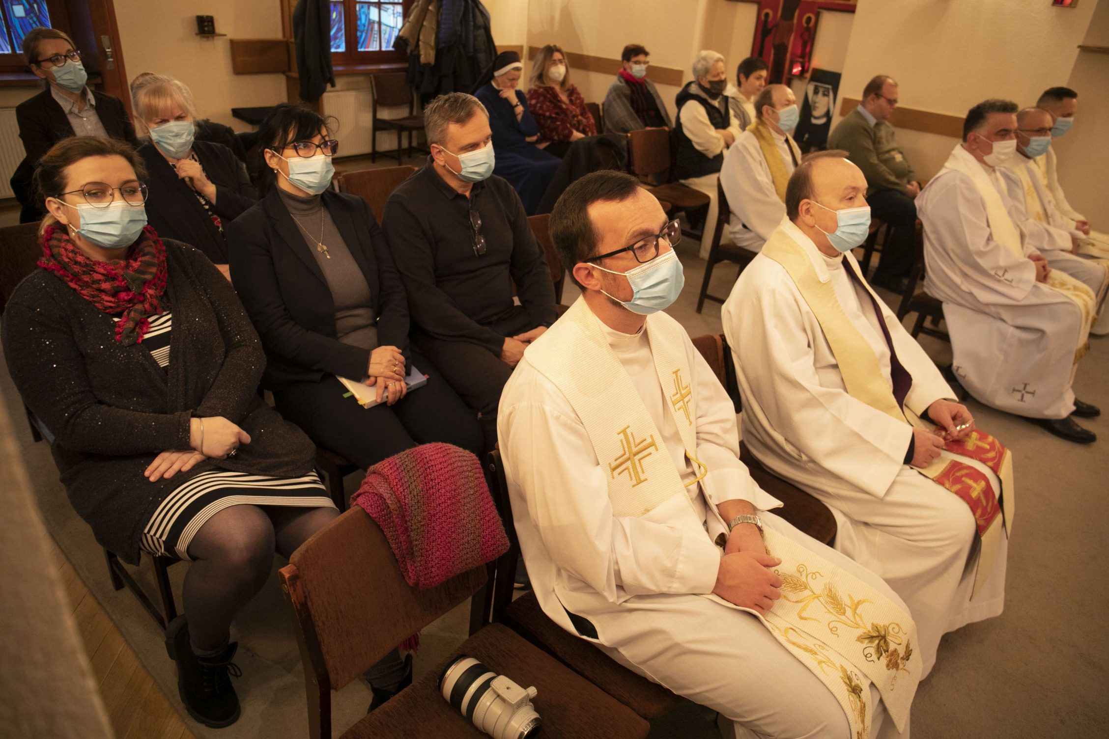 modlący się ludzie